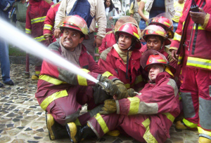 Bomberos peruanos combatiendo un incendio